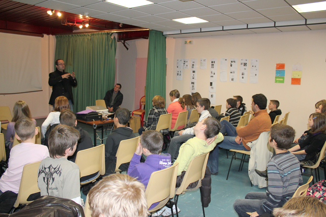 20101104-FranceLiberteCollegeGrenay-01.jpg 